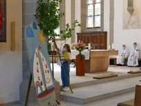 Familiengottesdienst mit den Kommunionkindern (Foto: Karl-Franz Thiede)